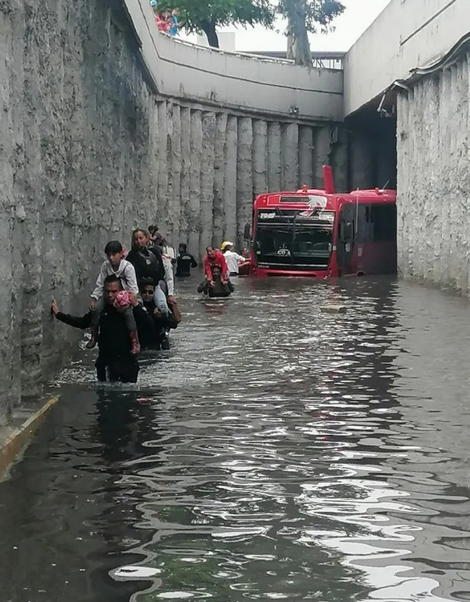 Varado por inundacin en Zapopan.