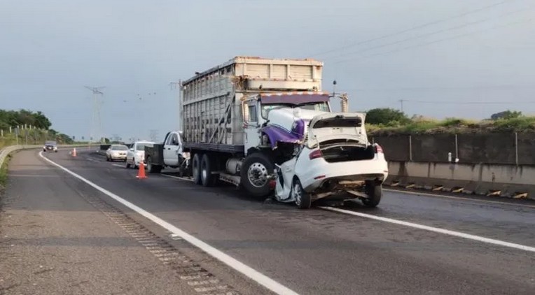 Fallece hombre tras choque en autopista a Colima.