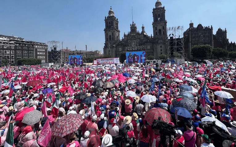 Marea Rosa llega al Zócalo e invade el plantón de la CNTE.