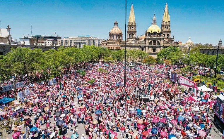 Los tapatíos se reunieron en la Plaza de la Liberación para expresar su inconformidad con el gobierno de López Obrador.