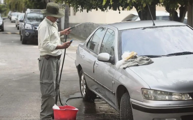 Pese a que las sanciones del SIAPA rebasan los 13 mil pesos por regar la calle o lavar los automóviles a chorros de manguera, hay ciudadanos que continúan haciéndolo.