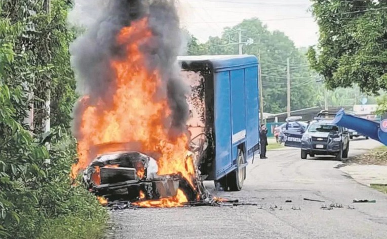 Vehículos y negocios fueron incendiados.