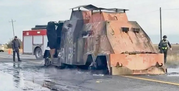 El vehículo se incendió en medio de la carretera Reynosa-San Fernando.